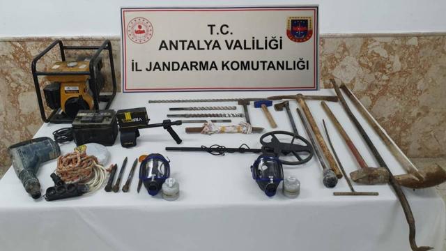 Antalyada izinsiz kazı yapan 5 kişi yakalandı