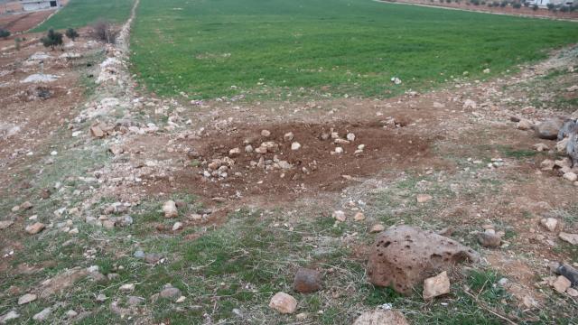 Toprağa saplı bulunan gizemli metal blok kaldırıldı
