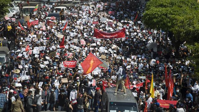 Myanmarda bazı kentlerde sıkıyönetim ilan edildi