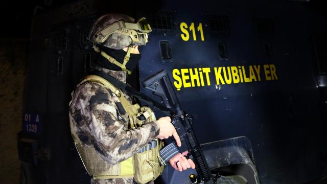 Adanada sosyal medya aracılığıyla uyuşturucuya özendirenlere yönelik operasyon düzenlendi