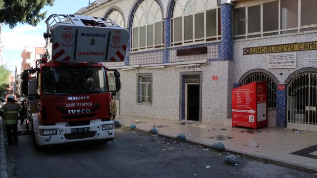 İzmirdeki fırtınada bir caminin minaresinden beton parçaları düştü