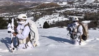 Mehmetçik'ten karlı dağlarda 'komando marşı'