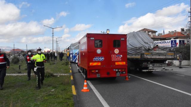 Muğlada tır, trafik ışıklarında bekleyen araçlara çarptı: 1 yaralı