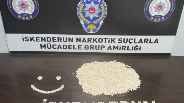 Hatayda polisin "dur" ihtarına uymayıp kaçan otomobilde 5 bin 700 uyuşturucu hap bulundu