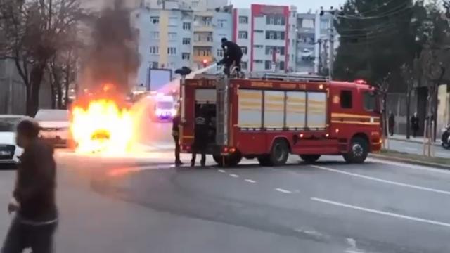 Seyir halindeki otomobil alev aldı