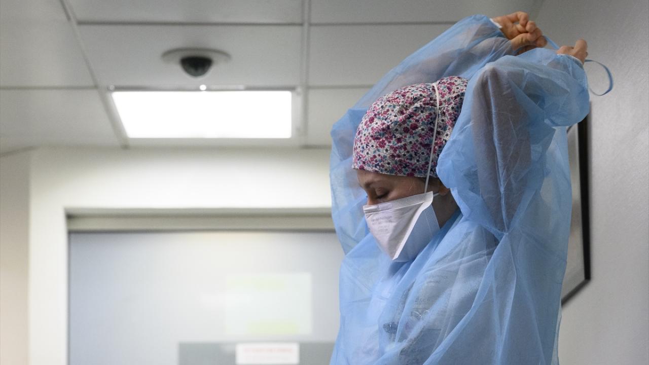 Başkent Paris`teki Hospital Center Des Quatre Villes Hastanesi`nin acil servis çalışanları da, bu süreçte zorlu mesailerine devam ediyor.