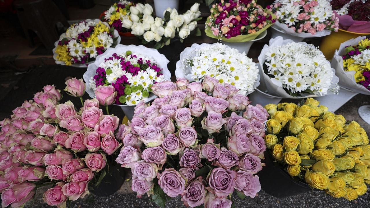 Sağlık çalışanlarına çiçekli teşekkür