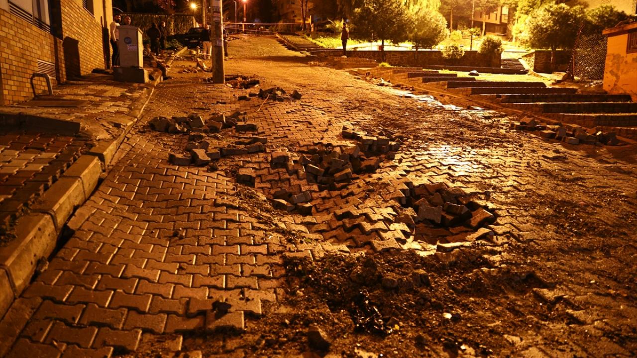 Alınan bilgiye göre saat 22.30 sıralarında meydana gelen kuvvetli yağış nedeniyle Çiğli ilçesinde bazı ev ve iş yerlerini su bastı. 