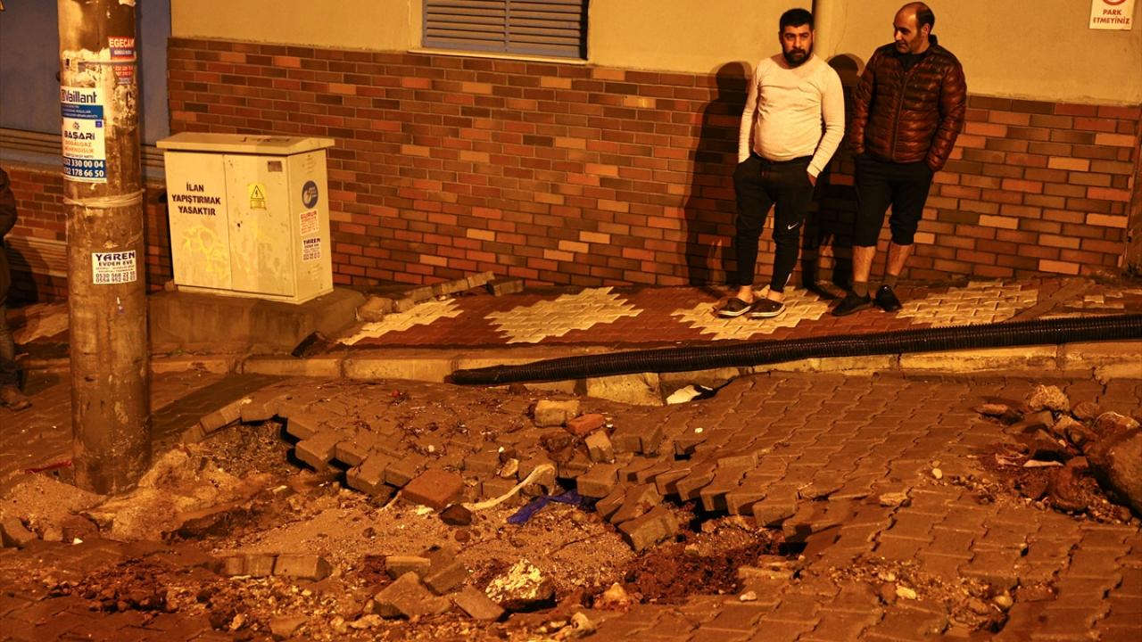 Bazı araçlar da oluşan selden zarar gördü. 