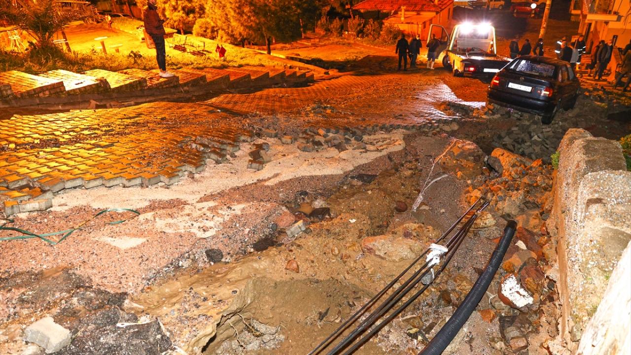 Küçük Çiğli Mahallesi`ndeki parke taşlı 8861 Sokak`ta yol, yağış nedeniyle çöktü. 