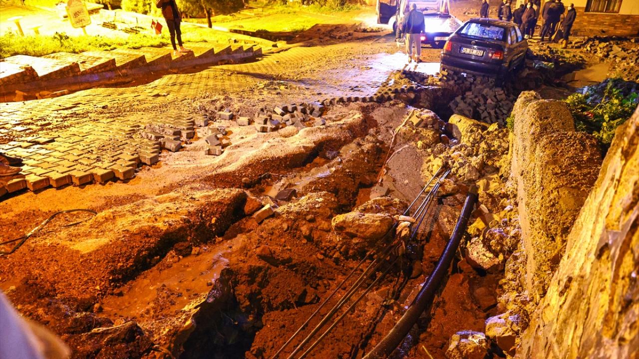 Yolda park halindeki bir otomobilde hasar oluştu. 