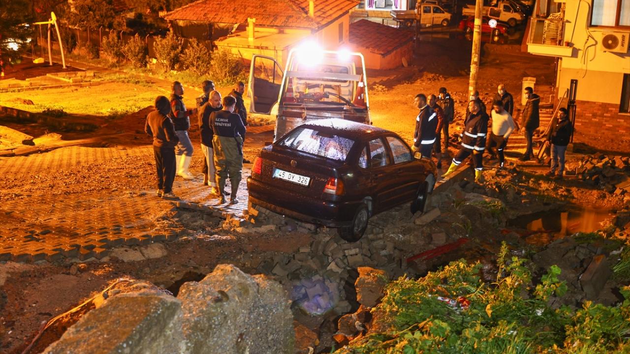 Belediye ekipleri su baskınları nedeniyle çalışma yapıyor. 