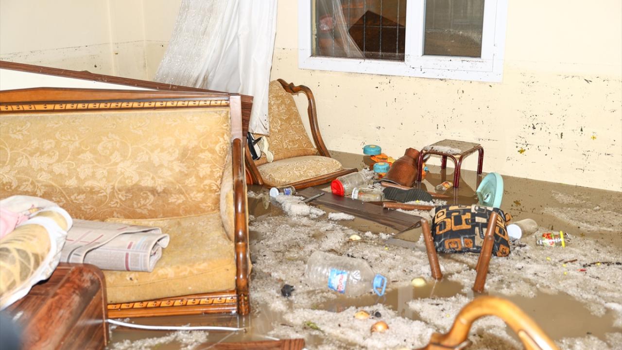 Yılmaz, fırındaki unların kullanılamaz hale geldiğini, dükkanı temizlemeye çalıştıklarını ifade etti. 