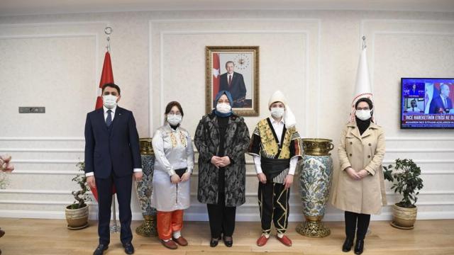 Çocuklar yaptıkları örgü bebekleri Bakan Selçuka armağan etti