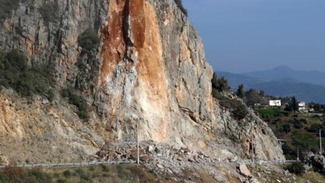 Dağ yamacı dinamitle patlatıldı