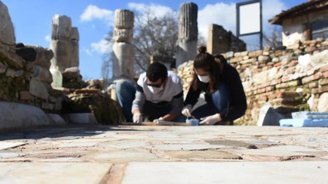 Gladyatörler Kentindeki tarihi kilisenin tabanı özenle işleniyor