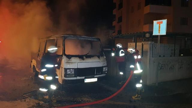 Park halindeyken yanan minibüs kullanılamaz hale geldi