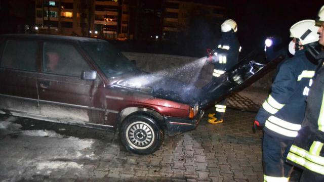 Konyada aracın motor kısmından alevler yükseldi