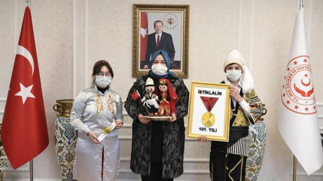 Yaptıkları örgü bebekleri Bakan Selçuka hediye ettiler
