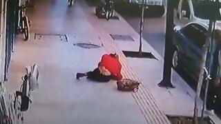 Genç kadın balkondan düştü: Yoldan geçen kişi saniyelerle kurtuldu