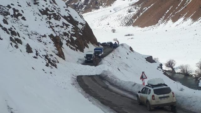 Bingölde çığ düştü, yol kapandı