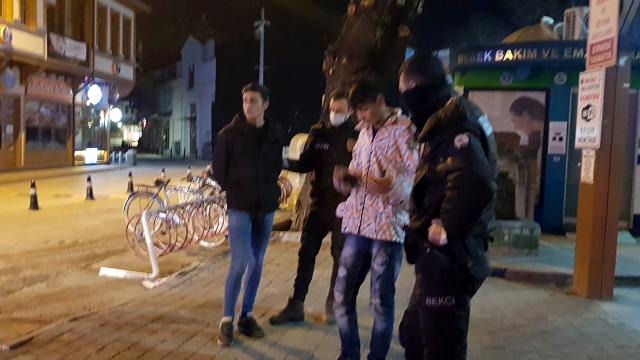 Kısıtlamayı ihlal eden şahısların üzerinden uyuşturucu çıktı