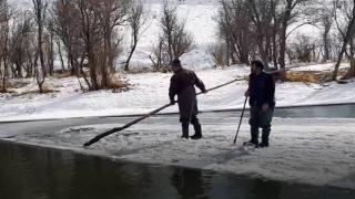 Buzdan sal yapıp üzerinde seyahat ettiler