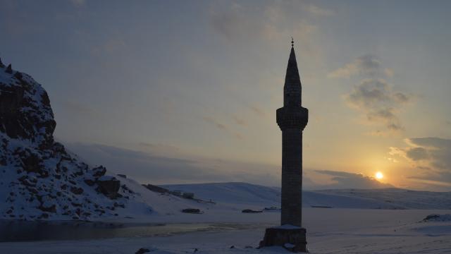 Donan gölden yükselen minare