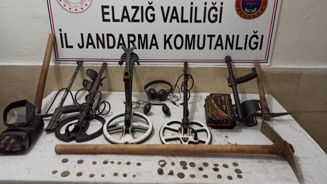 Elazığda izinsiz kazı: 4 gözaltı