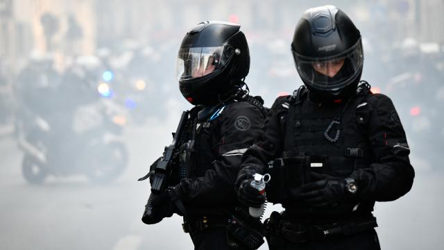 Sarı yelekli eylemcilere şiddet uygulayan 2 polise soruşturma