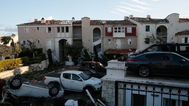 Çeşmeyi hortum vurdu: Bakan bölgeye gitti