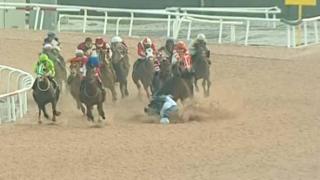 Dili boğazına kaçan jokey arkadaşını böyle kurtardı