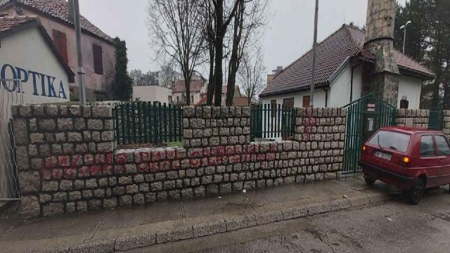Karadağdaki camilere ırkçı saldırı