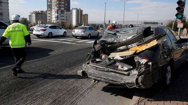 Freni patlayan kamyon 5 araca çarparak durabildi