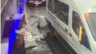 Yaşlı kadın kapağı çalınan rögar çukuruna düştü