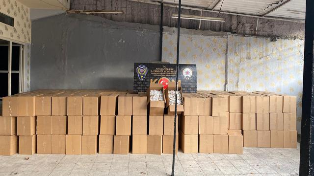 Adanada depo baskınında 2 milyon 250 bin kaçak makaron bulundu
