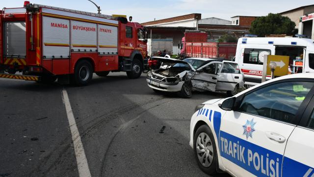 Manisada iki otomobil çarpıştı: 5 yaralı