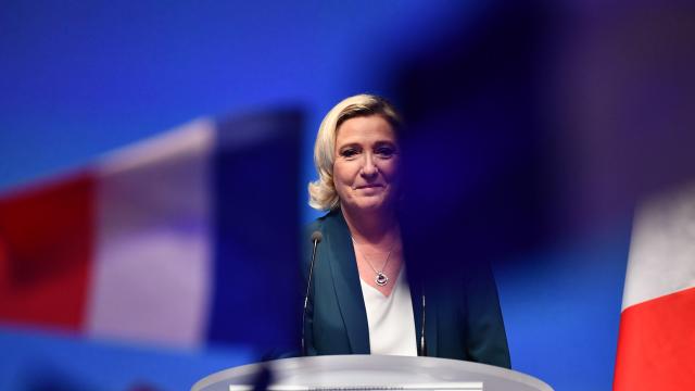 Fransada aşırı sağcı Le Pen terör propagandasından mahkemeye çıktı