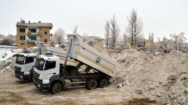 Muşta 1,5 ayda 10 bin kamyon kar taşındı