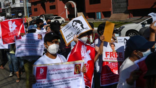 Myanmarda asker protestoculara müdahale etti: 5 gazeteci gözaltında