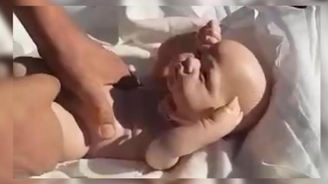 Kefenin içinden oyuncak bebek çıktı