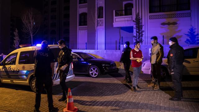 Kocaelide şiddetli rüzgar nedeniyle apartmanın çatısı uçtu