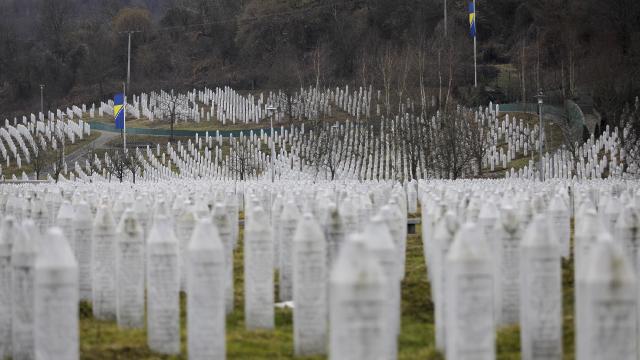Karadağda "Srebrenitsa soykırımı"nı inkar eden bakan görevden alındı