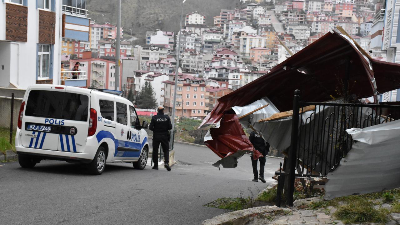 Binanın çatısı uçtu