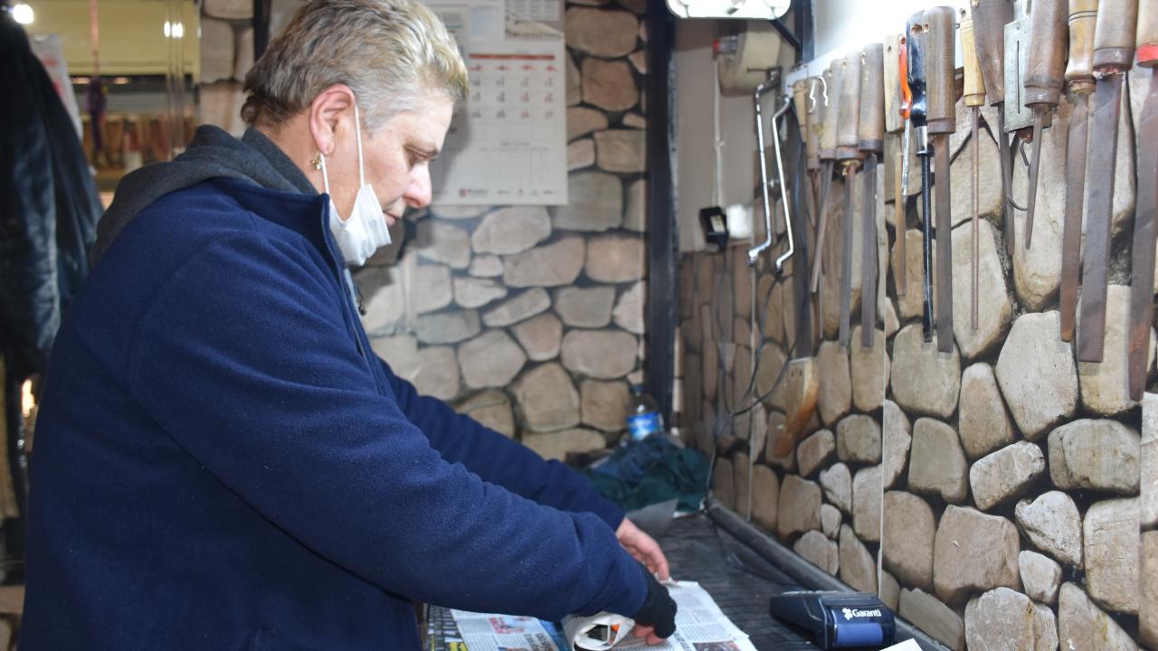Bulut, iş yerine geldiği ilk yıllarda müşterilerin genellikle erkek olması nedeniyle yadırgandığını vurguladı.
