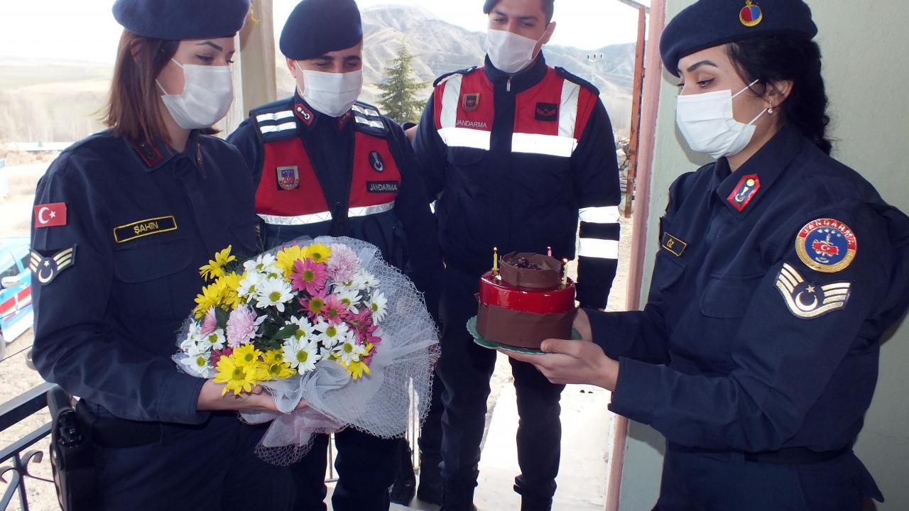 Sağancı çifti ise sürpriz ziyaret için teşekkür etti. Ömer Sağancı, görücü usulü evlendiklerini anlatarak,