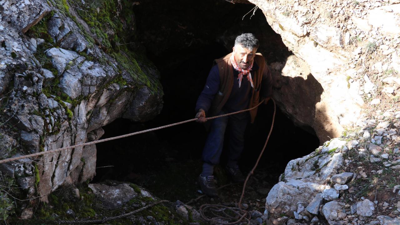 Mağaraya iple iniliyor