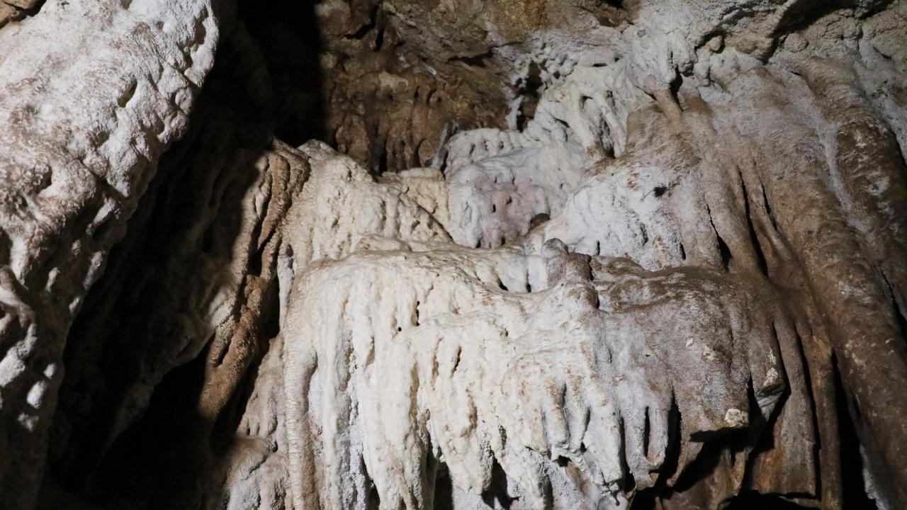 "İçinde travertenler ve sarkıtlar var"