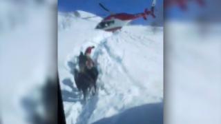 Hastayı almak için helikopteri kar üzerine indirdi