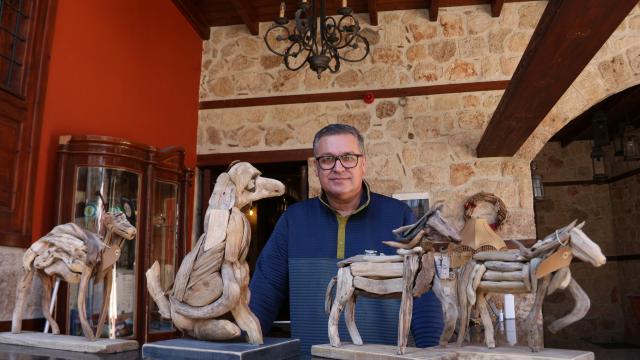 Sahilden topladığı ağaç parçalarını tarihi konakta sanat eserine dönüştürüyor